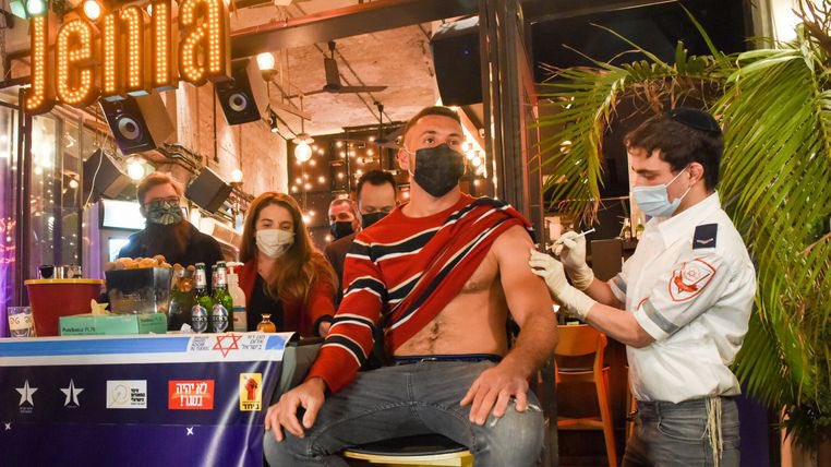 Un bar en Israel ofrece bebidas gratis si se vacunan dentro del local