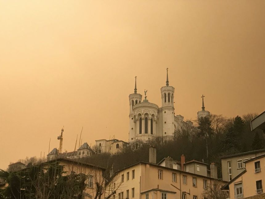 El extraño fenómeno natural que dejó el cielo amarillo en Europa