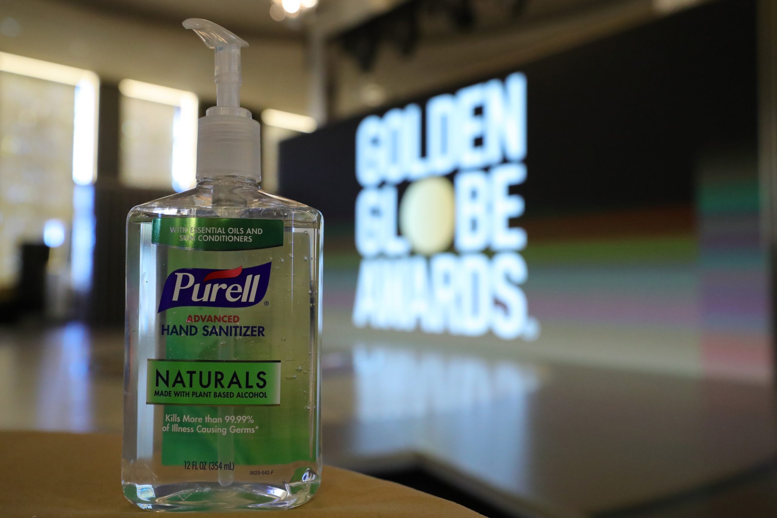 Con alfombra roja atípica: Así arrancaron los Golden Globes 2021