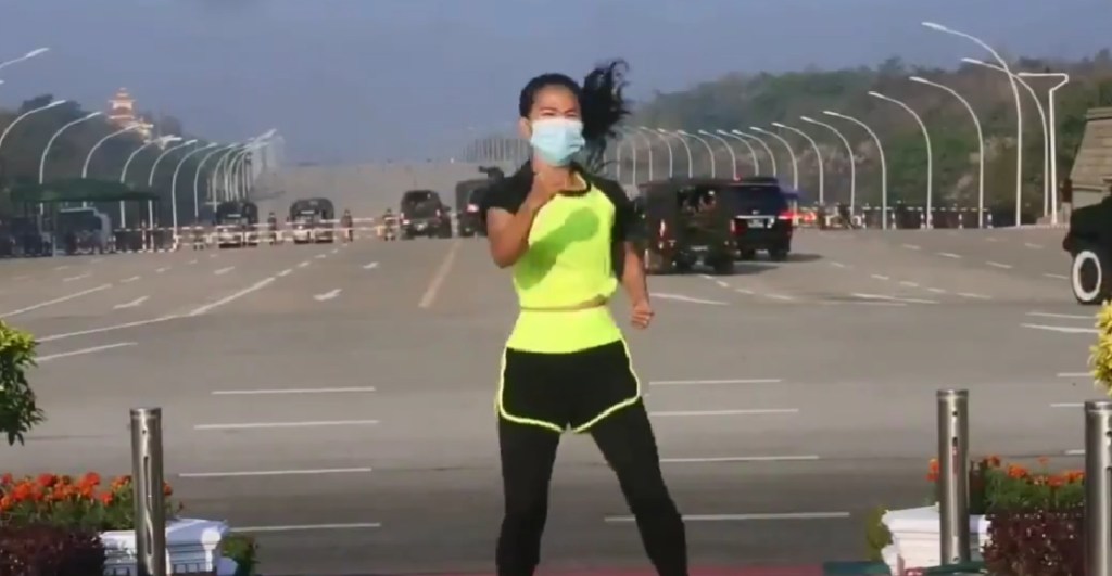 Mujer se hace viral por hacer aerobics mientras se daba el Golpe de Estado en Myanmar