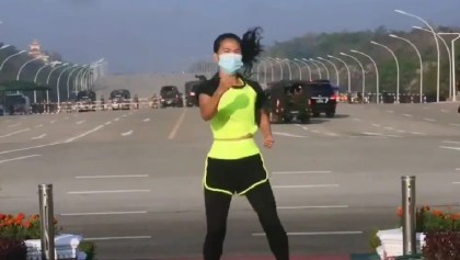 Mujer se hace viral por hacer aerobics mientras se daba el Golpe de Estado en Myanmar