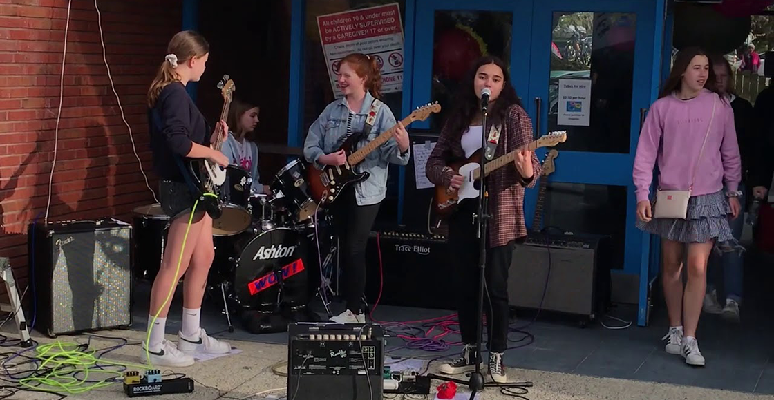 ¡Checa estas niñas tocando "Just Like Heaven" mejor que cualquier banda de covers!