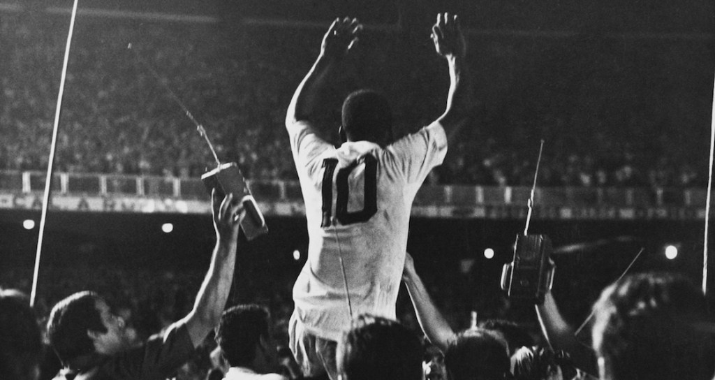 Pelé: El jugador al que le prohibían pasar del medio campo porque hacía 8 goles