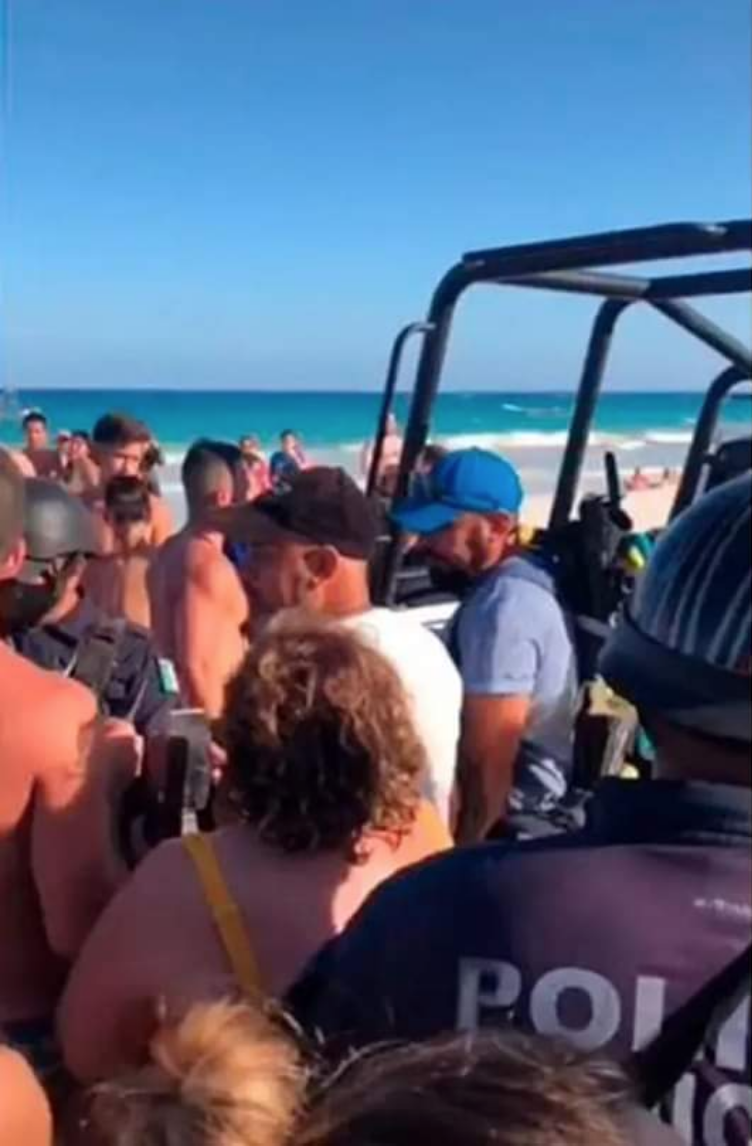 WTF? Policía de Quintana Roo detiene a una pareja gay por besarse en la playa