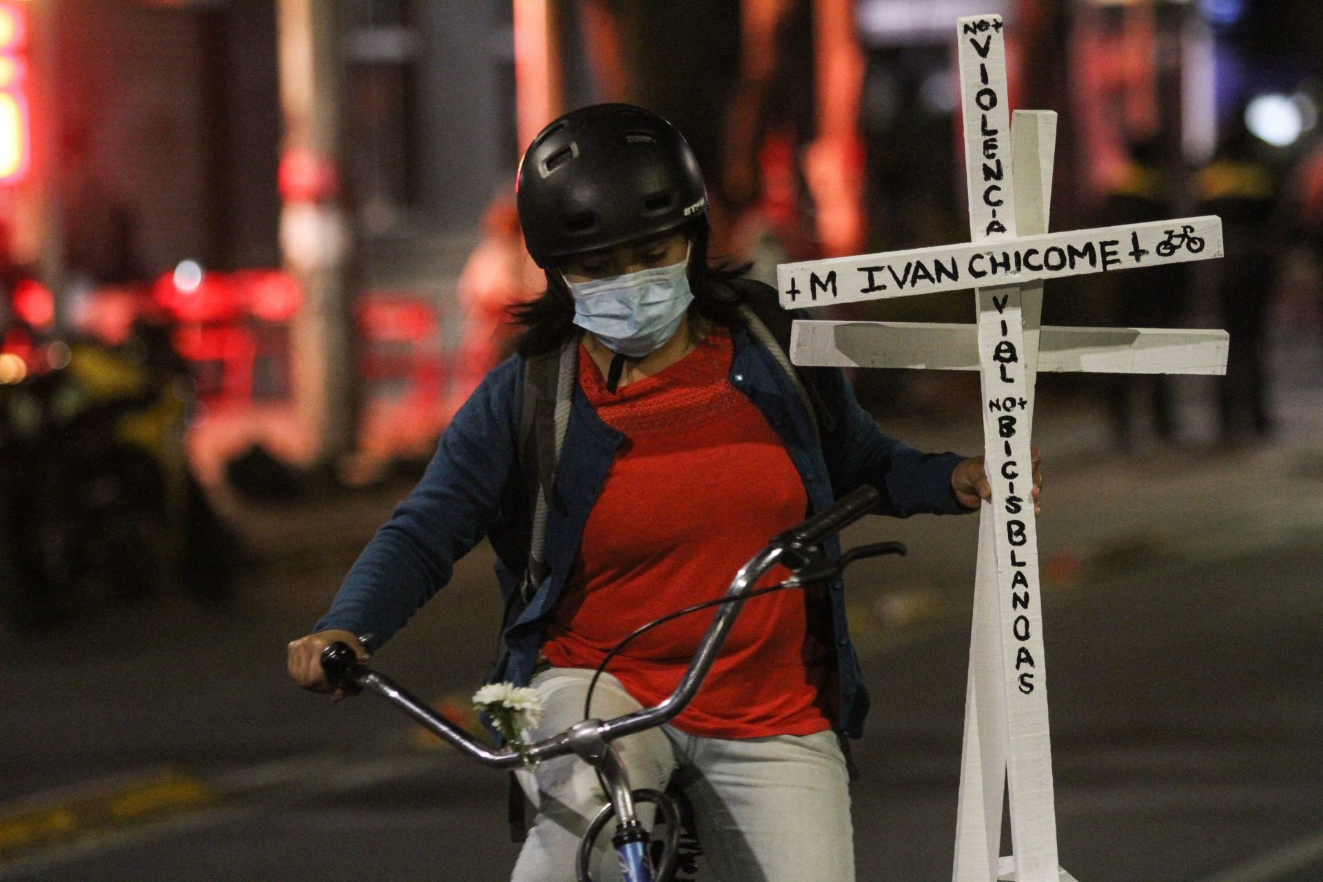 Ciclistas colocan antimonumento frente a la Semovi en memoria de compañeros atropellados