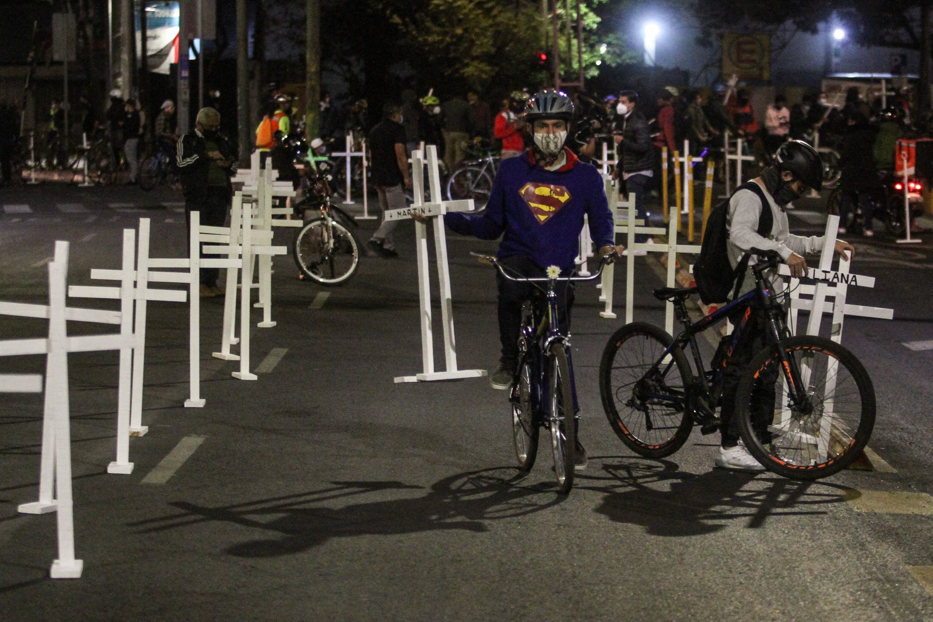 Ciclistas colocan antimonumento frente a la Semovi en memoria de compañeros atropellados