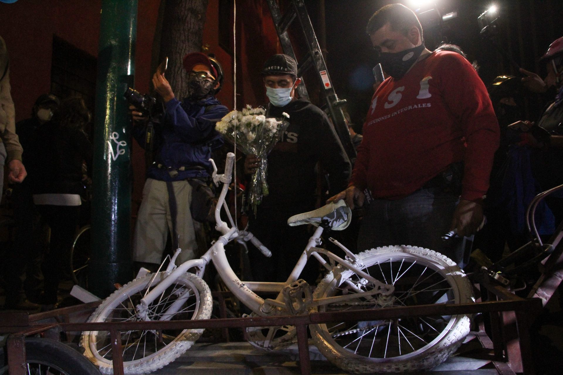 Ciclistas colocan antimonumento frente a la Semovi en memoria de compañeros atropellados