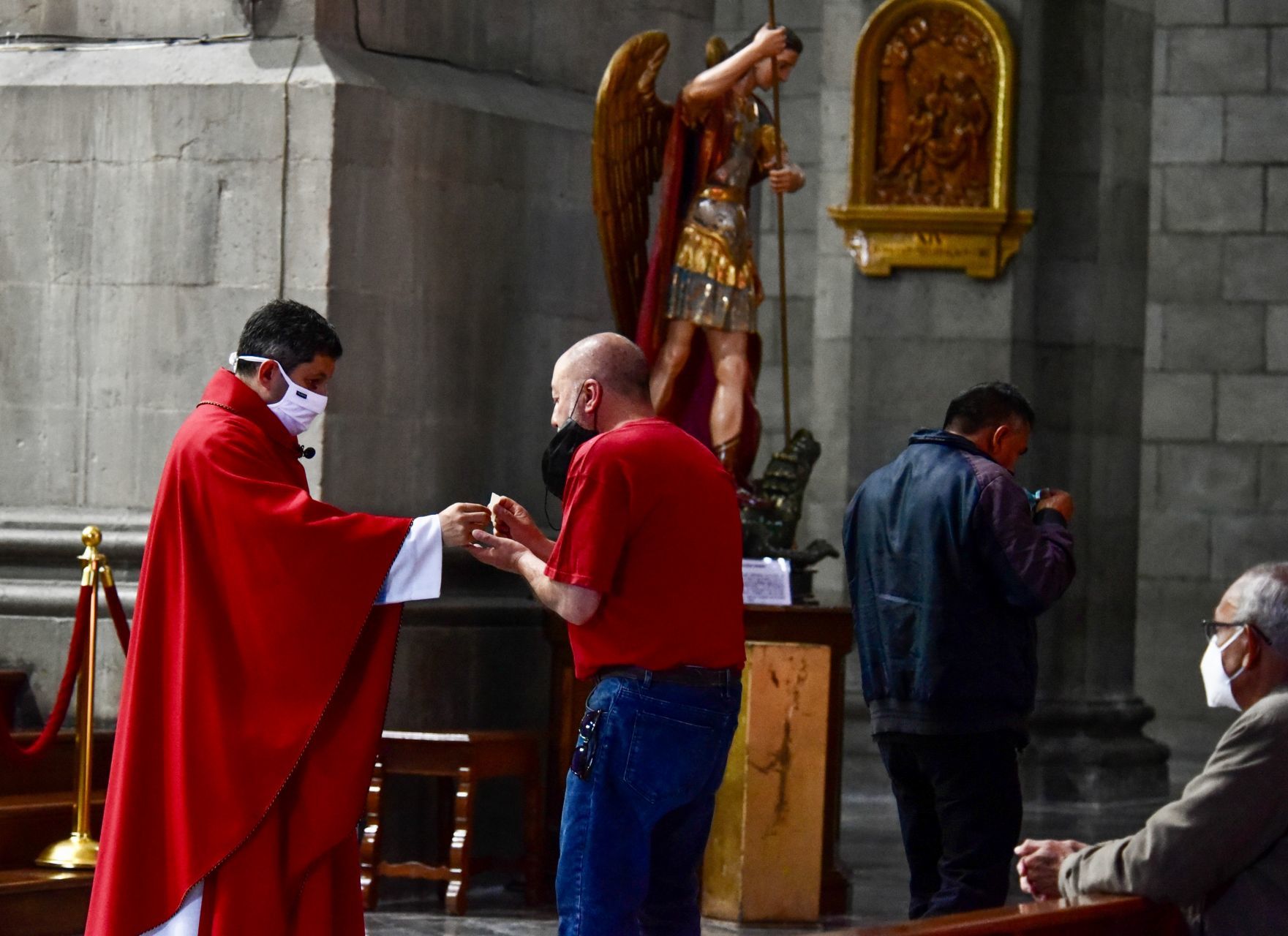 Reabren iglesias de Toluca pese a semáforo rojo en Edomex