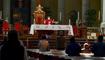 Reabren iglesias de Toluca pese a semáforo rojo en Edomex