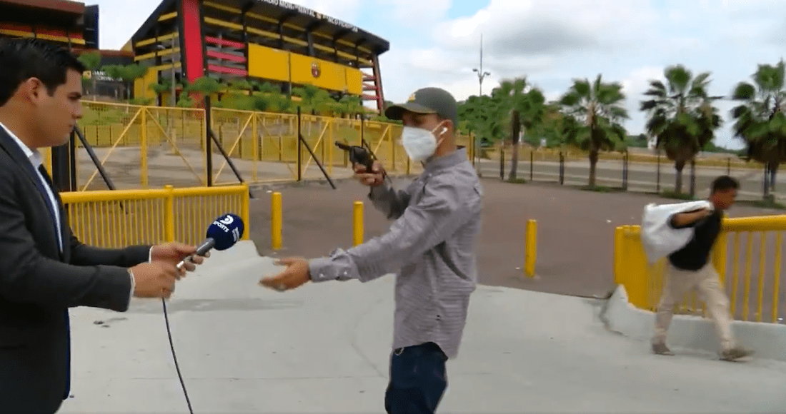 Así no se puede: Asaltan a reportero mientras realiza una transmisión en vivo