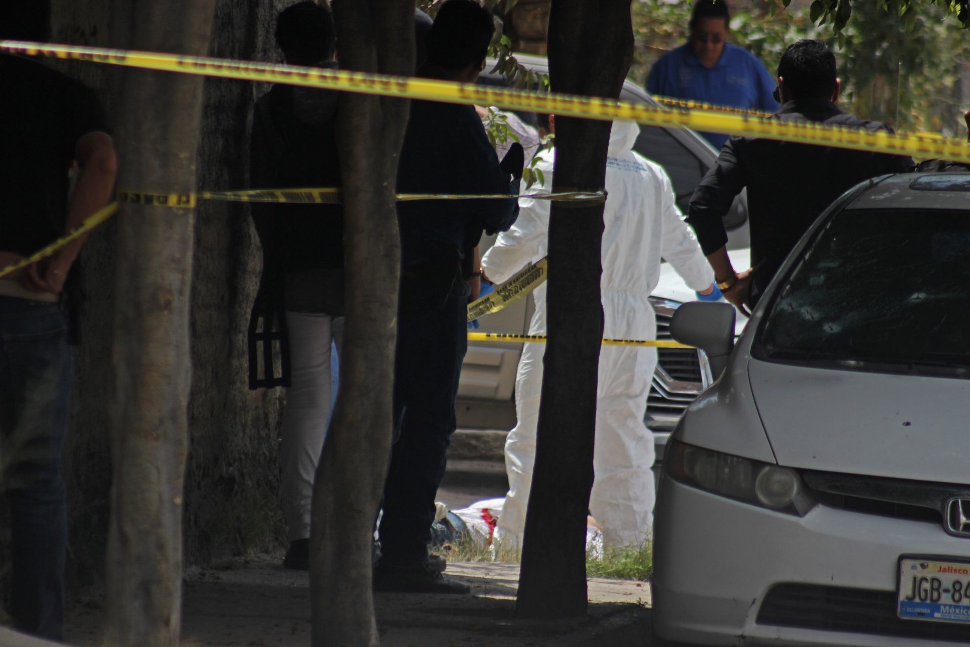 TLAQUEPAQUE, JALISCO, 06MARZO2020.- Un saldo de 9 personas muertas dejo el enfrentamiento entre personal de la Fiscalía General del Estado (FGE) y civiles armados que tenían privadas de la libertad a varias personas, los hechos se suscitaron en la calle Papaya casi esquina con la calle Guayaba en la colonia las Huertas, entre los fallecidos se encuentran un agente del ministerio publico y un coordinador ambos de la unidad de Investigación y Robo de Vehículos de la Fiscalía así como un civil que no pudo salir del fuego cruzado, las 6 personas restantes son los presunto delincuentes.