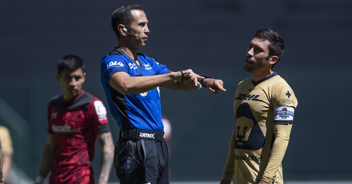 Lillini y Twitter explotan contra el arbitraje de Santander en el Pumas-Toluca