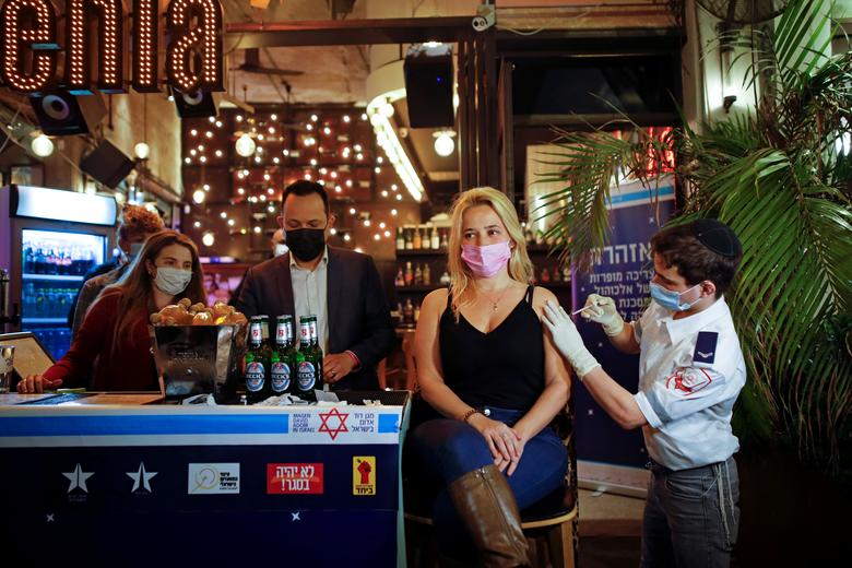 Un bar en Israel ofrece bebidas gratis si se vacunan dentro del local
