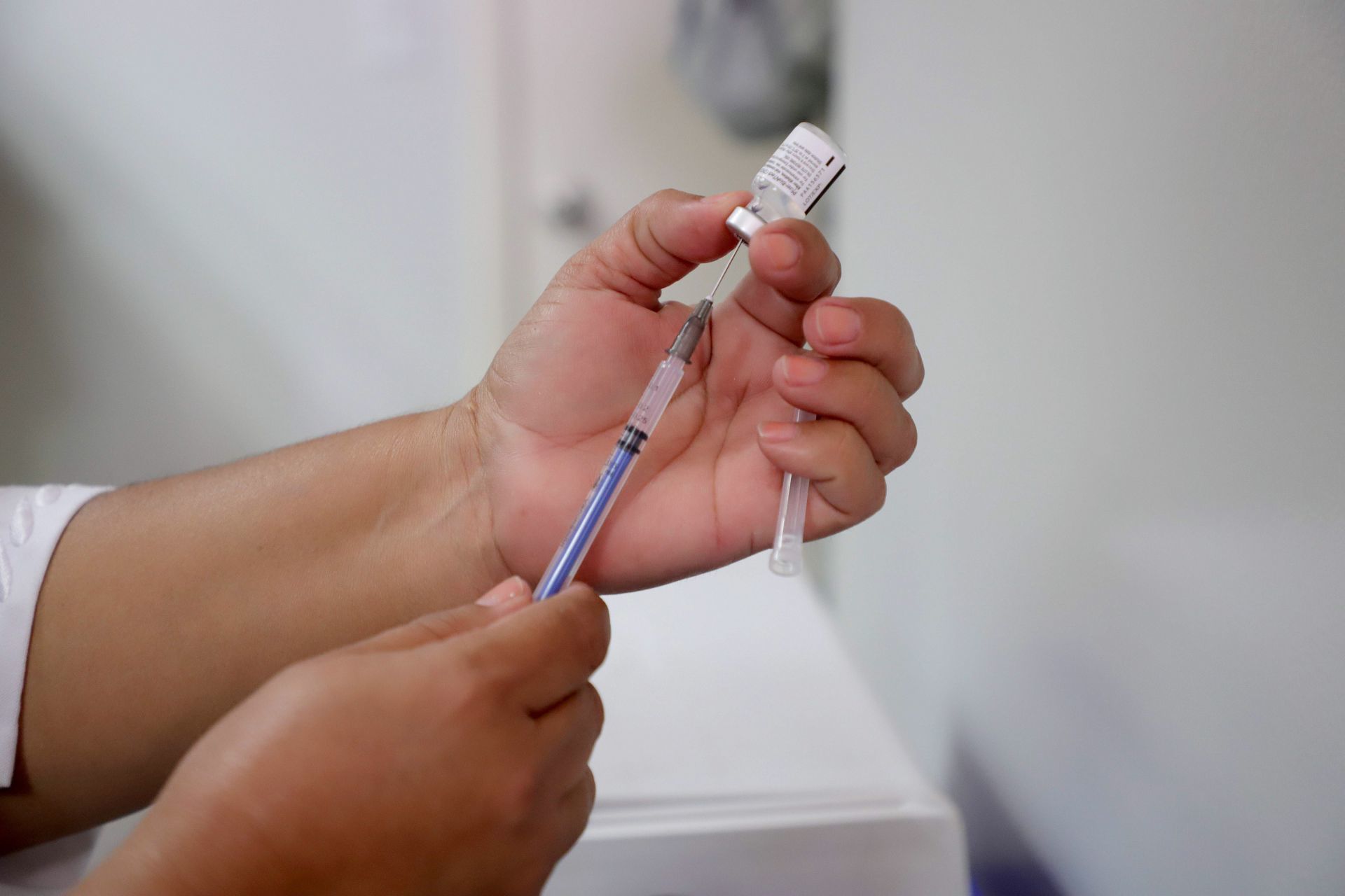 Suspenden a enfermeras por inyectar jeringas vacías en vacunación de COVID-19