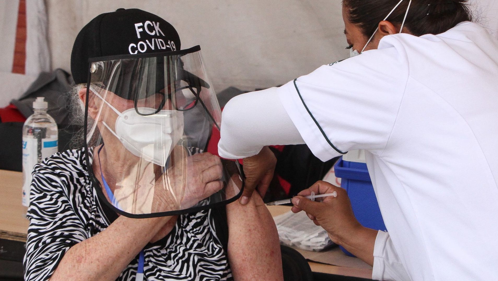 Mujer mayor recibe la vacuna contra el COVID