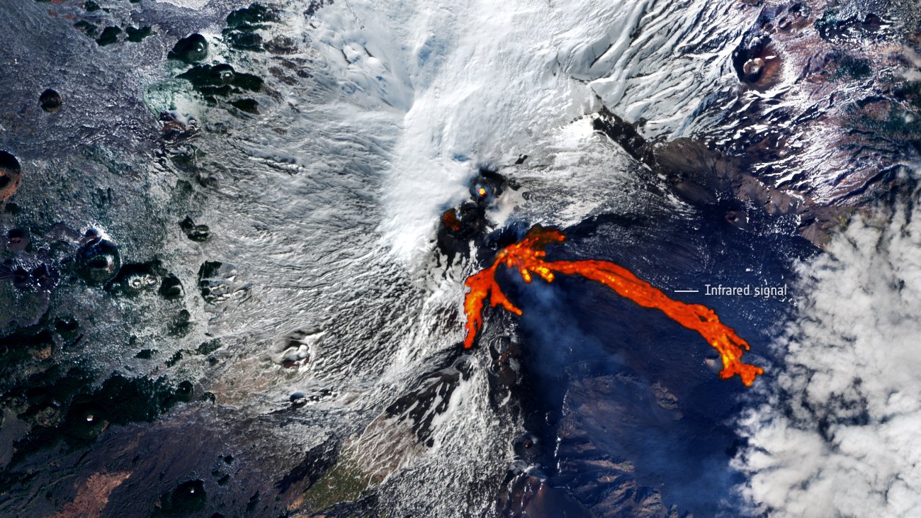 volcan-etna-lava-espacio