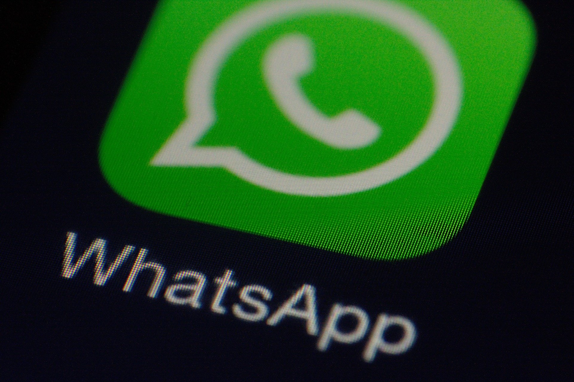 Te decimos cómo se envían las fotos y videos que se 'autodestruyen' en WhatsApp