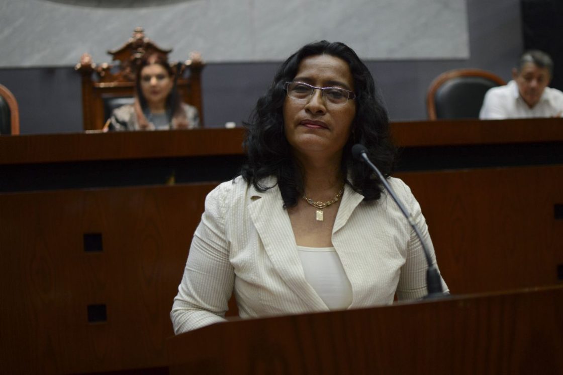 CHILPANCINGO, GUERRERO, 30SEPTIEMBRE2014.- Los diputados sesionaron bajo el resguardo de de policías estatales, el día de ayer normalistas de Ayotzinapa rompieron los vidrios del Congreso, la diputada perredista Abelina Lopez Rodríguez señalo que el presidente municipal de Iguala debe pedir licencia no por 10 0 30 días, debe pedir licencia hasta que termine el proceso de investigación.