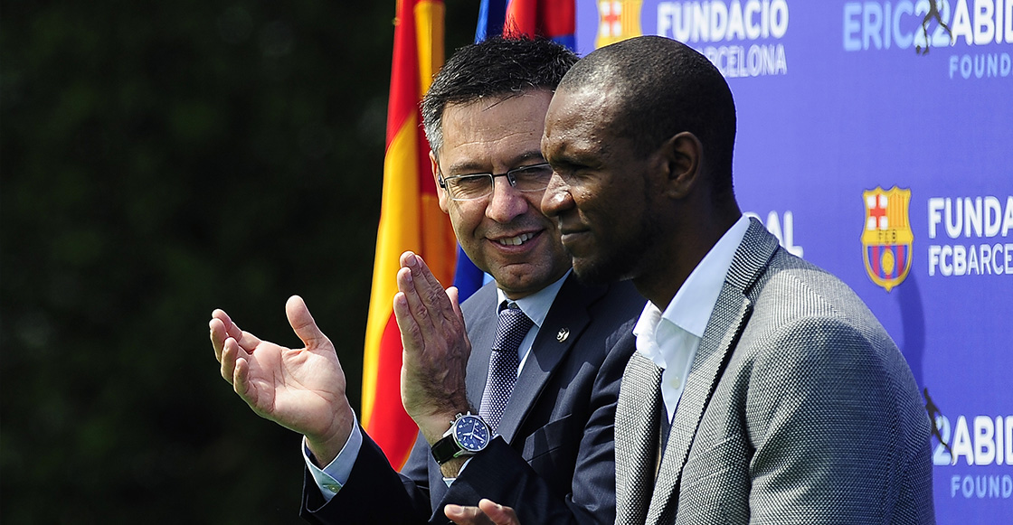 Eric Abidal junto a Bartomeu