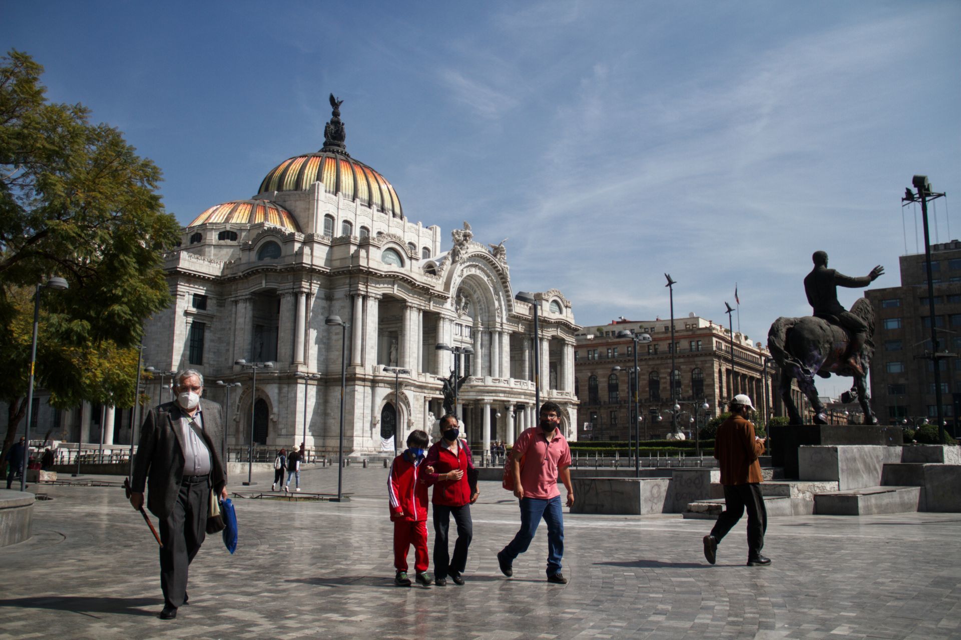 CIUDAD DE MÉXICO,  19ENERO2021.-   Las calles principales del Centro Histórico comenzaron a ser reabiertas de manera parcial desde el sábado pasado. El semaforo Rojo permanecera al menos hasta el 31 de enero informó Claudia Sheinbaum, jefa de Gobierno. 