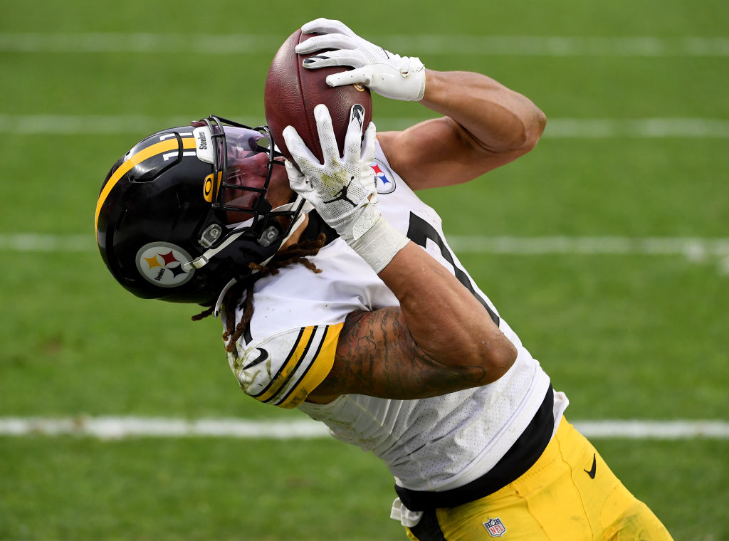 Chase Claypool recibe un balón ante Browns