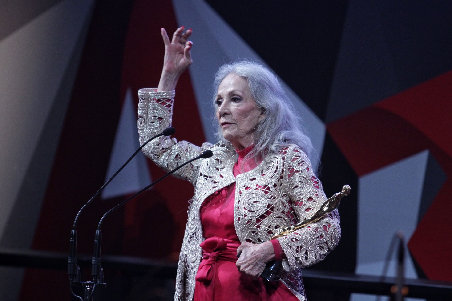 CIUDAD DE MÉXICO, 11JULIO2017.- Isela Vega ganó el Ariel de Oro, durante la Ceremonia de la 59 Entrega del Ariel, en el Palacio de Bellas Artes.