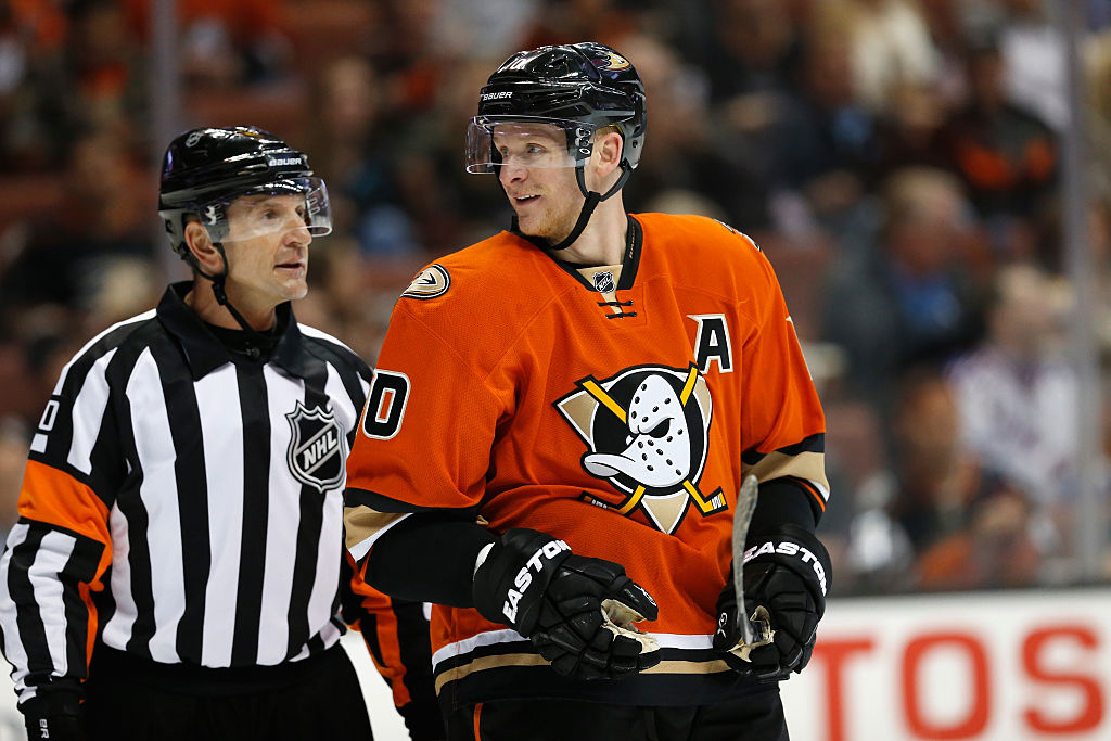 Tim Peel en un partido con Anaheim Ducks