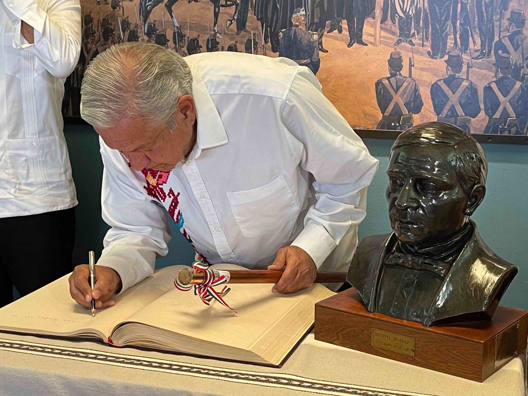 ¡Órale! AMLO anuncia un aumento a la pensión para adultos mayores