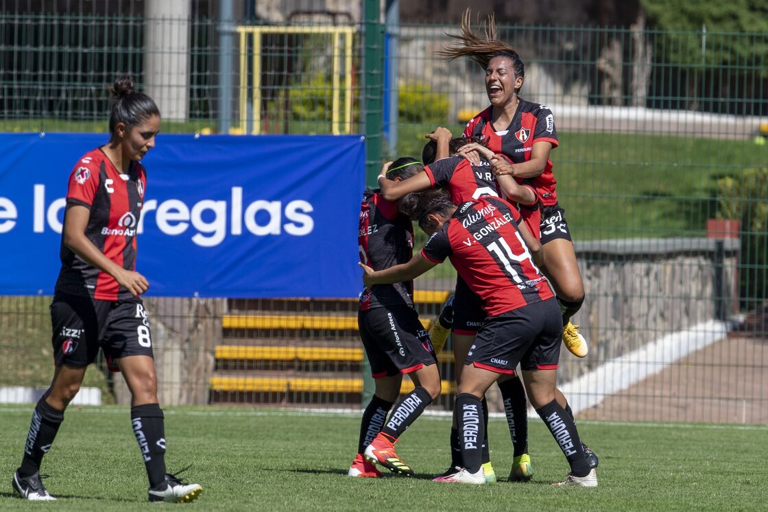 ¡No decepcionaron! Feria de goles (y errores) en el Clásico Tapatío Femenil