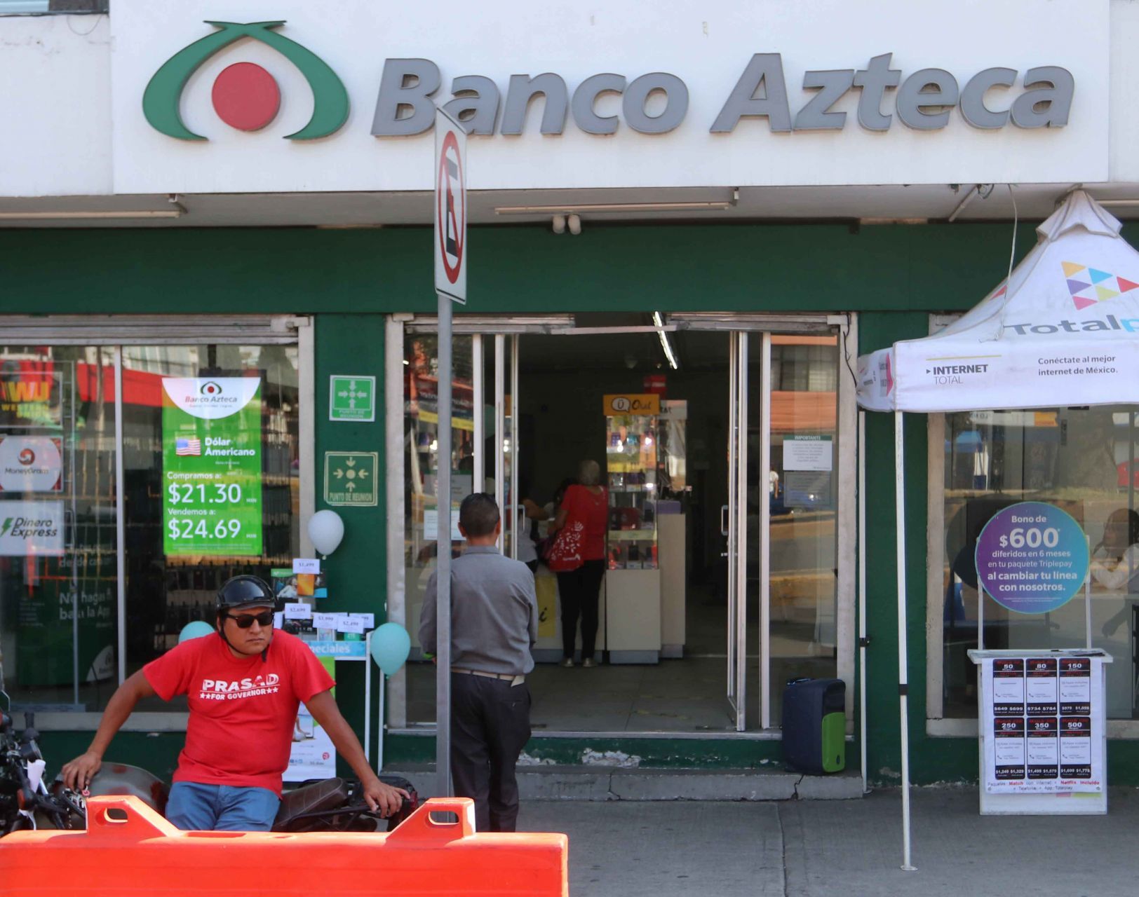 Banco Azteca cobra millones por manejo de tarjetas del Bienestar, según investigación de Proceso