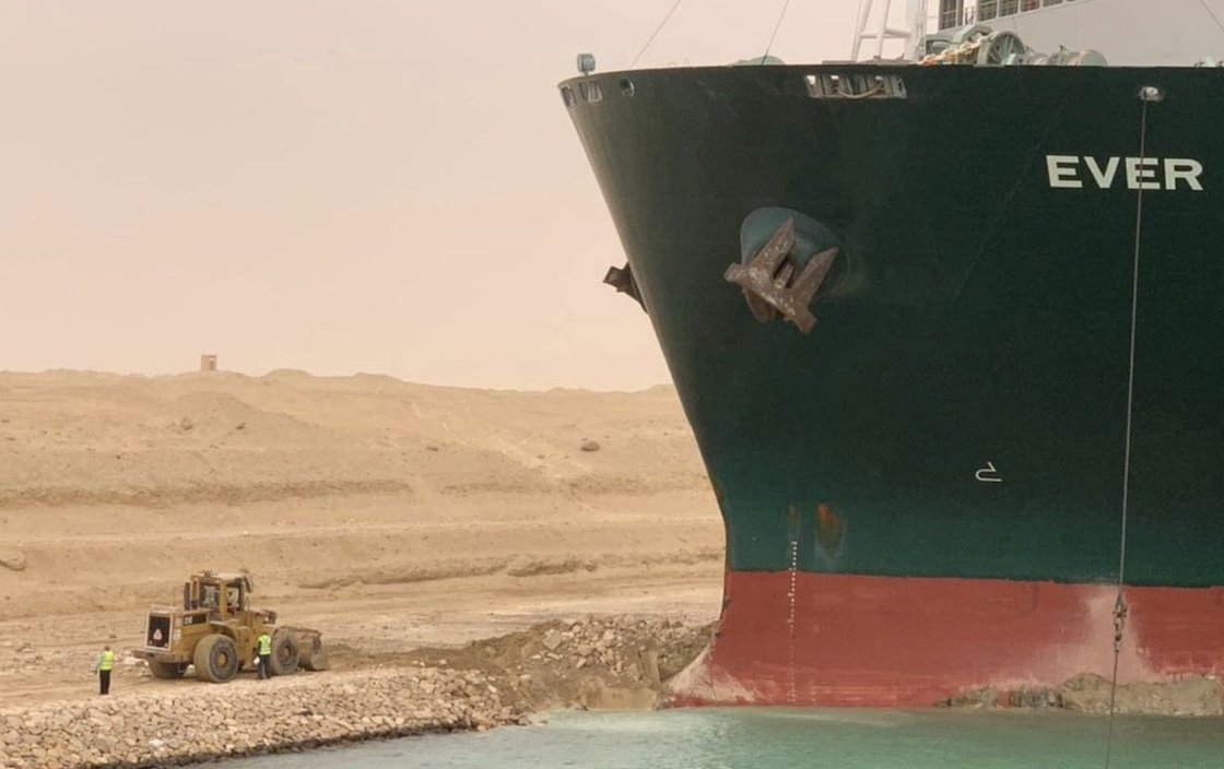 buque-canal-de-suez-egipto