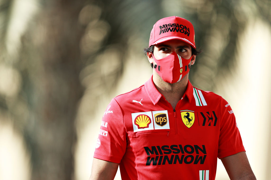 ¡Listo para el debut! Checo Pérez se vacunó contra el COVID-19 en Baréin