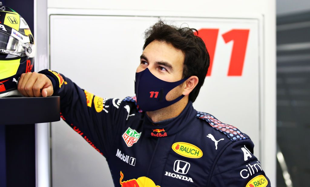 ¡Listo para el debut! Checo Pérez se vacunó contra el COVID-19 en Baréin