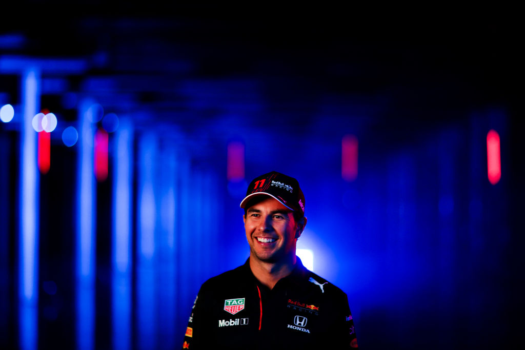 ¡Listo para el debut! Checo Pérez se vacunó contra el COVID-19 en Baréin