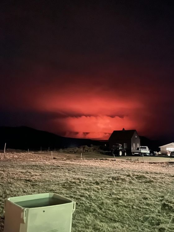 El día en que la noche se volvió roja en Islandia tras la erupción del volcán Krýsuvík