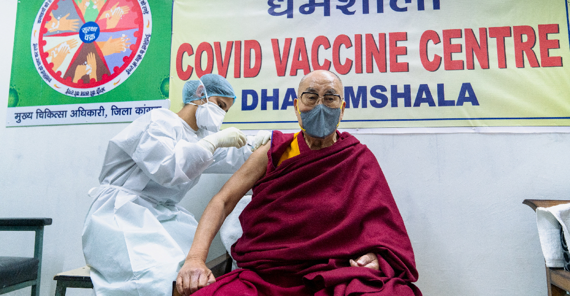 El Dalai Lama pide vacunarse contra el coronavirus tras recibir la primera dosis