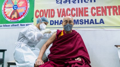 El Dalai Lama pide vacunarse contra el coronavirus tras recibir la primera dosis