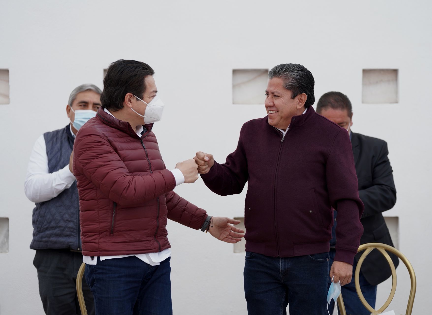 GUADALUPE, ZACATECAS, 22ENERO2021.- Mario Delgado Carrillo, dirigente nacional de Morena, hizo entrega de la constancia que acredita a David Monreal como precandidato de dicho partido para competir por la gubernatura de la entidad.
