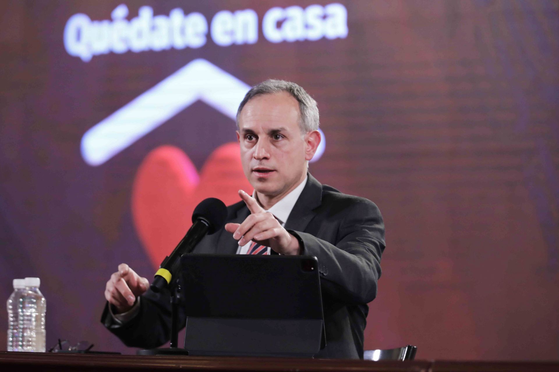 ¡Traz! Denuncian penalmente a Gatell por salir a pasear contagiado de Covid-19