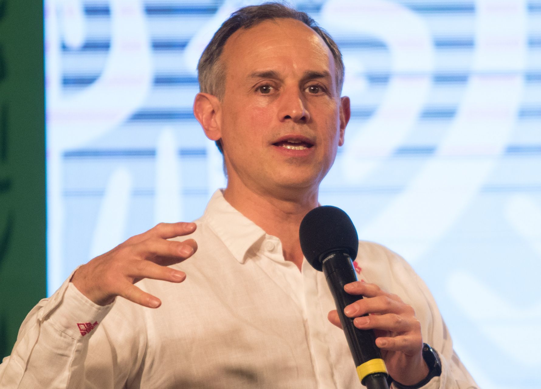  Denuncian penalmente a Gatell por salir a pasear contagiado de Covid-19