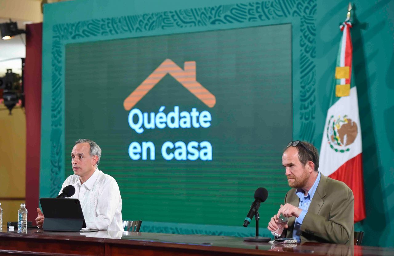  Denuncian penalmente a Gatell por salir a pasear contagiado de Covid-19