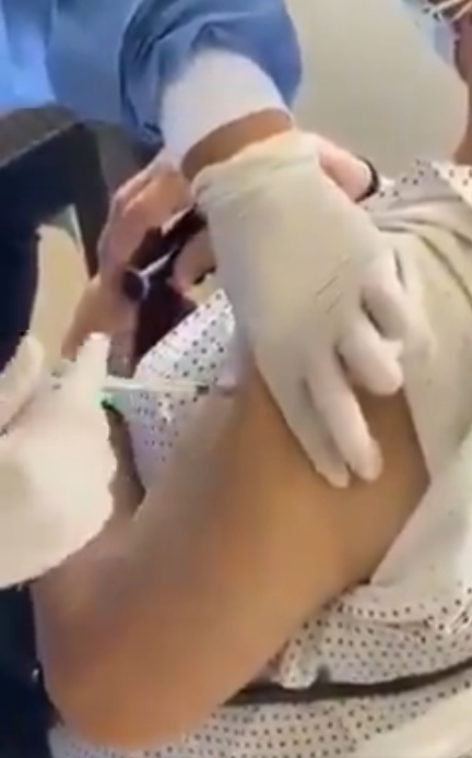 Graban a enfermera de Colombia "aplicando" la vacuna contra Covid con una jeringa vacía