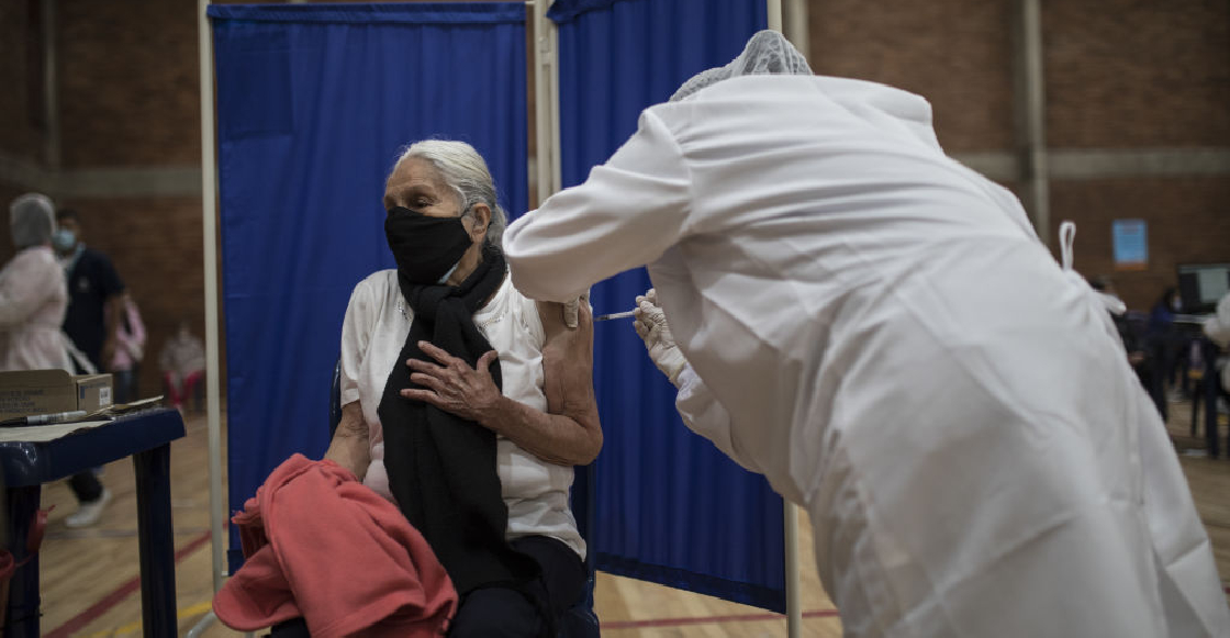 Graban a enfermera de Colombia "aplicando" la vacuna contra Covid con una jeringa vacía