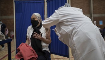 Graban a enfermera de Colombia "aplicando" la vacuna contra Covid con una jeringa vacía