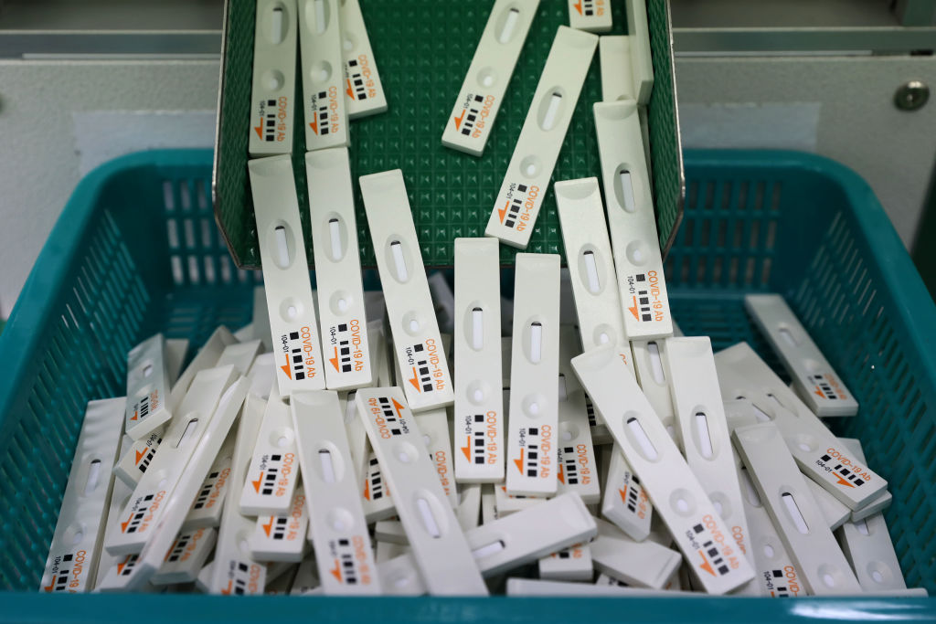 Traz: Medios de Argentina denuncian mercado negro de pruebas COVID-19 en México 