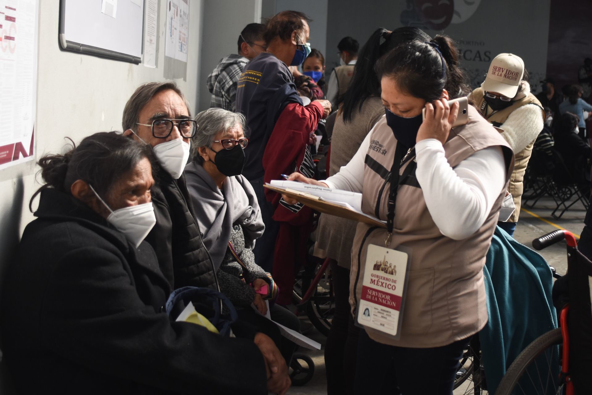 Exhiben a funcionaria de Oaxaca apartando vacunas para los Servidores de la Nación