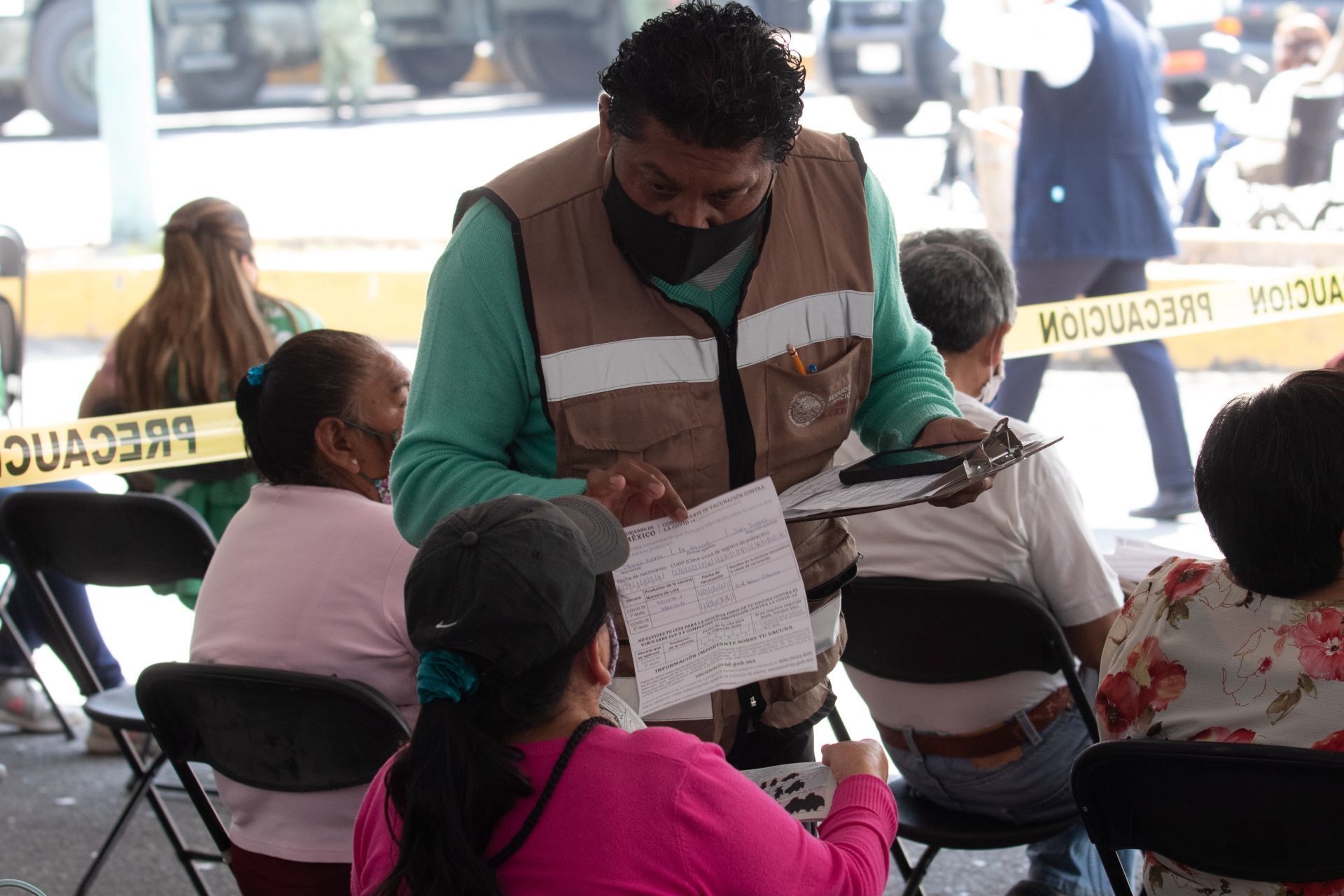 Exhiben a funcionaria de Oaxaca apartando vacunas para los Servidores de la Nación