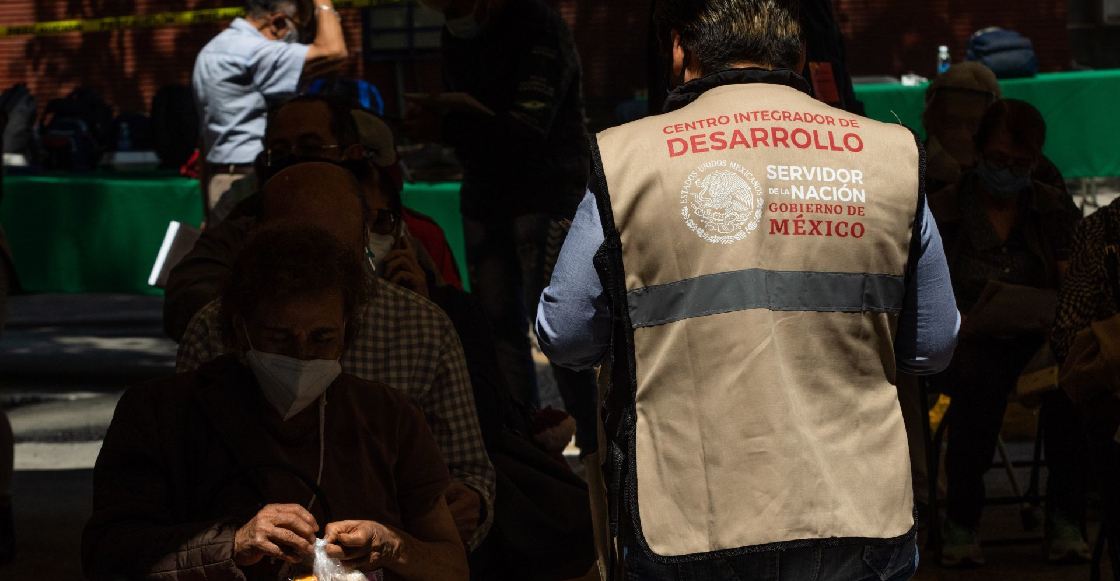 Exhiben a funcionaria de Oaxaca apartando vacunas para los Servidores de la Nación