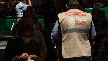 Exhiben a funcionaria de Oaxaca apartando vacunas para los Servidores de la Nación