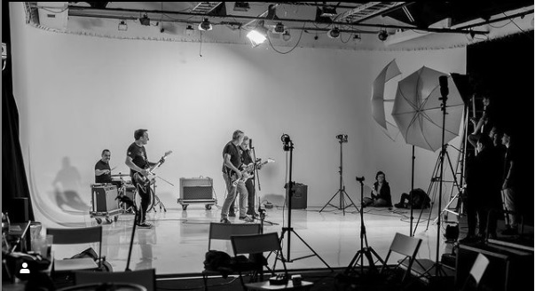 Manu, la chica que se fue con un niño pijo en Devuélveme a mi Chica’ de Hombres G